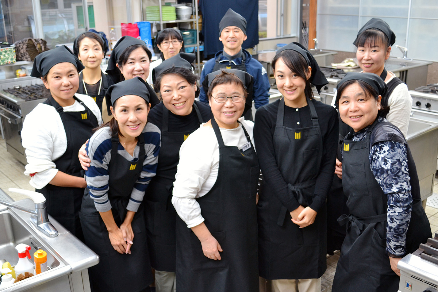 輝け日本の女性たち！ 絵巻き寿司で笑顔を輪を広げよう